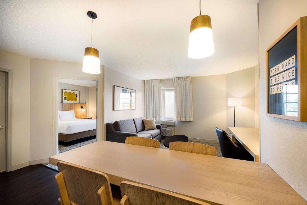 Postel nebo postele na pokoji v ubytování Sonesta Simply Suites Jersey City