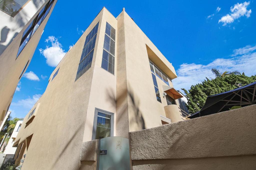 un edificio alto con un cielo azul en el fondo en Private Room & Entrance in Marina Del Rey, en Los Ángeles