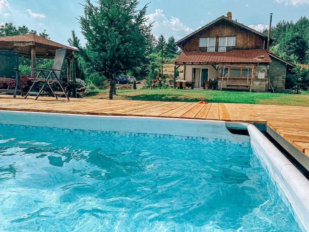 una gran piscina frente a una casa en Vila Ivan, en Berovo