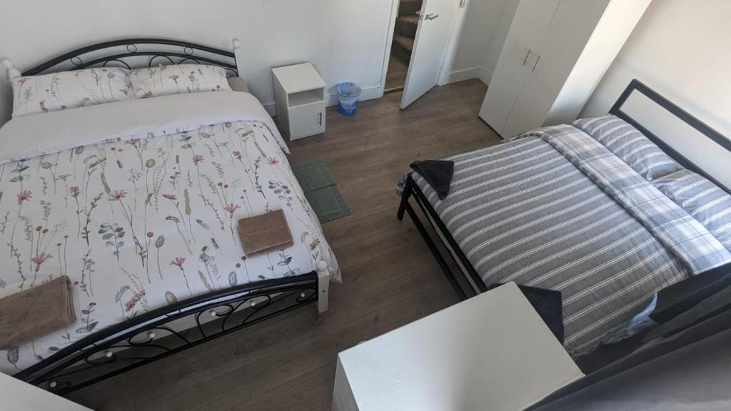een slaapkamer met een bed bij RAHAL OUTRAM in Londen