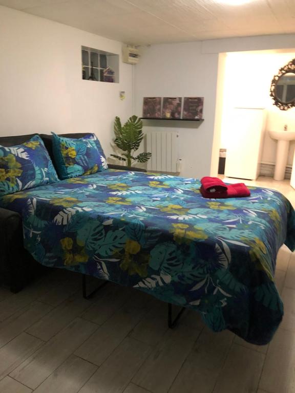 Ένα ή περισσότερα κρεβάτια σε δωμάτιο στο Appart proche Paris et aéroport Orly