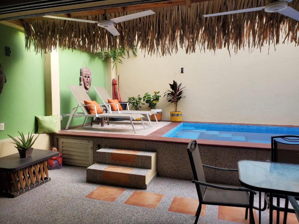 - une piscine avec une table, des chaises et une table dans l'établissement Casa KOCH, à Manzanillo