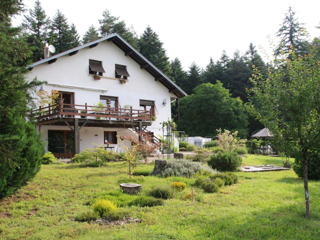 Κήπος έξω από το Gîte Paisible au Cœur de la Forêt, Idéal pour 4 Pers avec Terrasse, Jardin et Activités Nature - FR-1-589-322