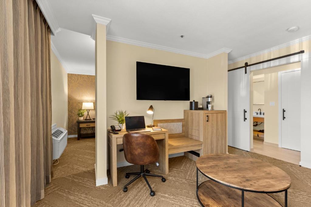 Best Western Plus Inn at the Vines photo