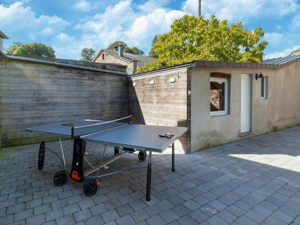 Stolní tenis v ubytování Holiday home situated in a rural setting nebo okolí