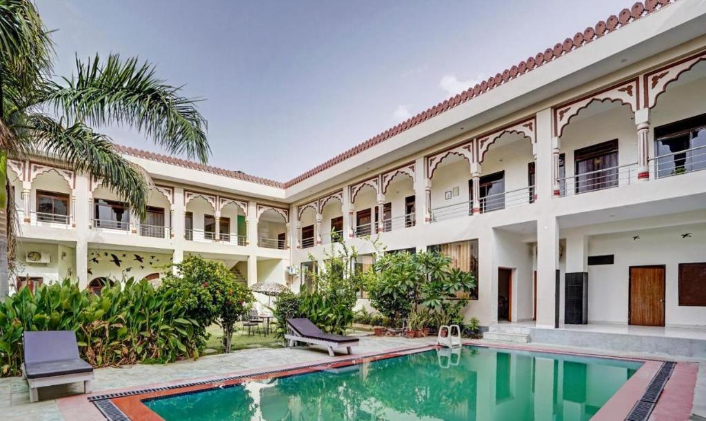 una vista exterior de un edificio con piscina en Ranthambore Resort, en Sawāi Mādhopur