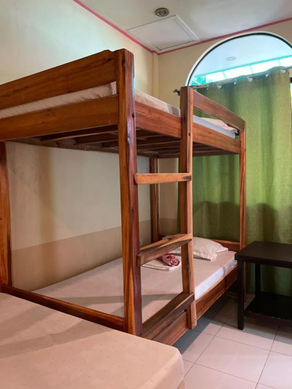 エルニドにあるAustrias Guest Houseの二段ベッド2組が備わる客室です。