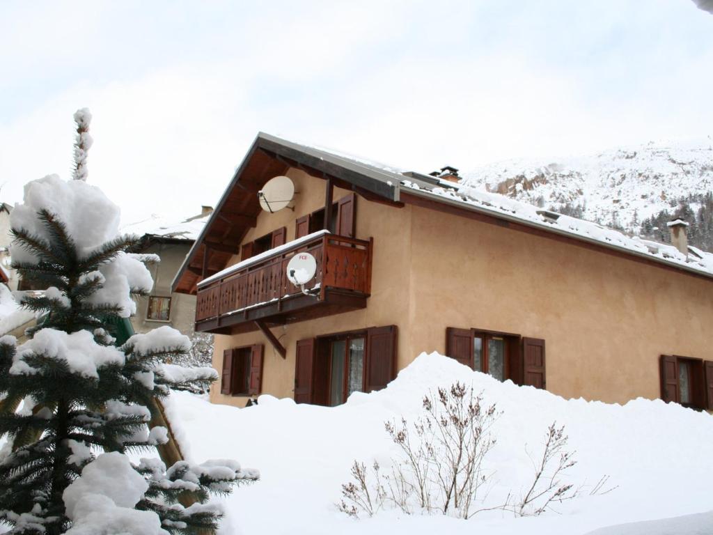 ein Gebäude mit Balkon im Schnee in der Unterkunft Chalet spacieux 8 pers, 3 chambres, cheminée, Wi-Fi, BBQ - FR-1-762-1 in Le Monêtier-les-Bains
