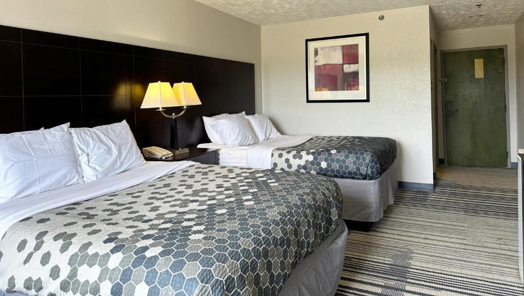 Кровать или кровати в номере Super Inn & Suites Philadelphia