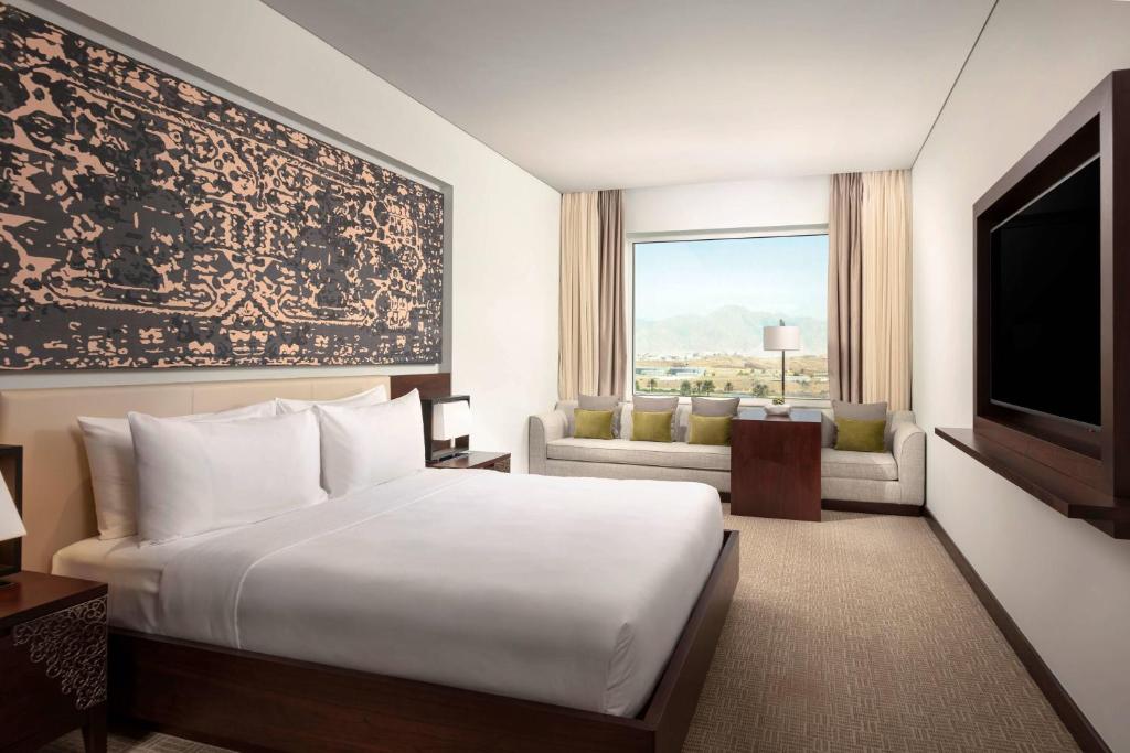Postel nebo postele na pokoji v ubytování JW Marriott Hotel Muscat