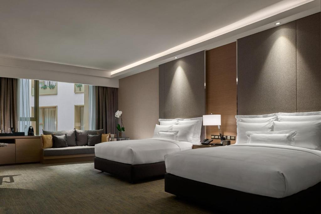 Postel nebo postele na pokoji v ubytování JW Marriott Kuala Lumpur