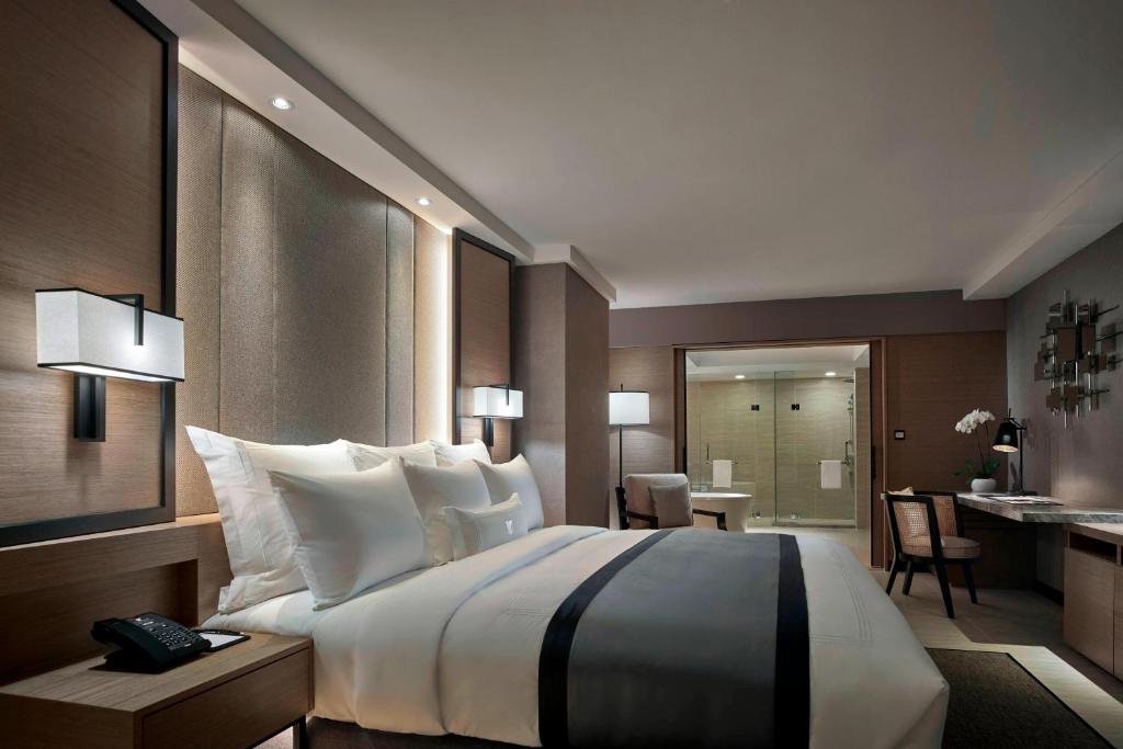 Postel nebo postele na pokoji v ubytování JW Marriott Kuala Lumpur