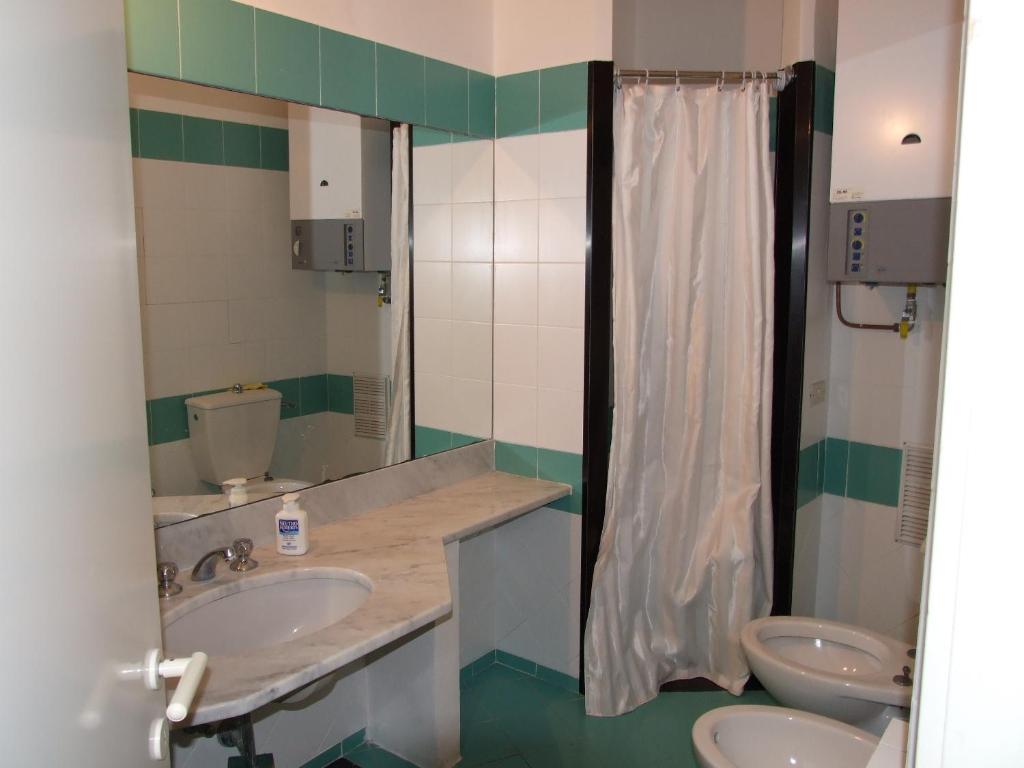 a bathroom with two sinks and a toilet at Terre Apartment in Corniglia