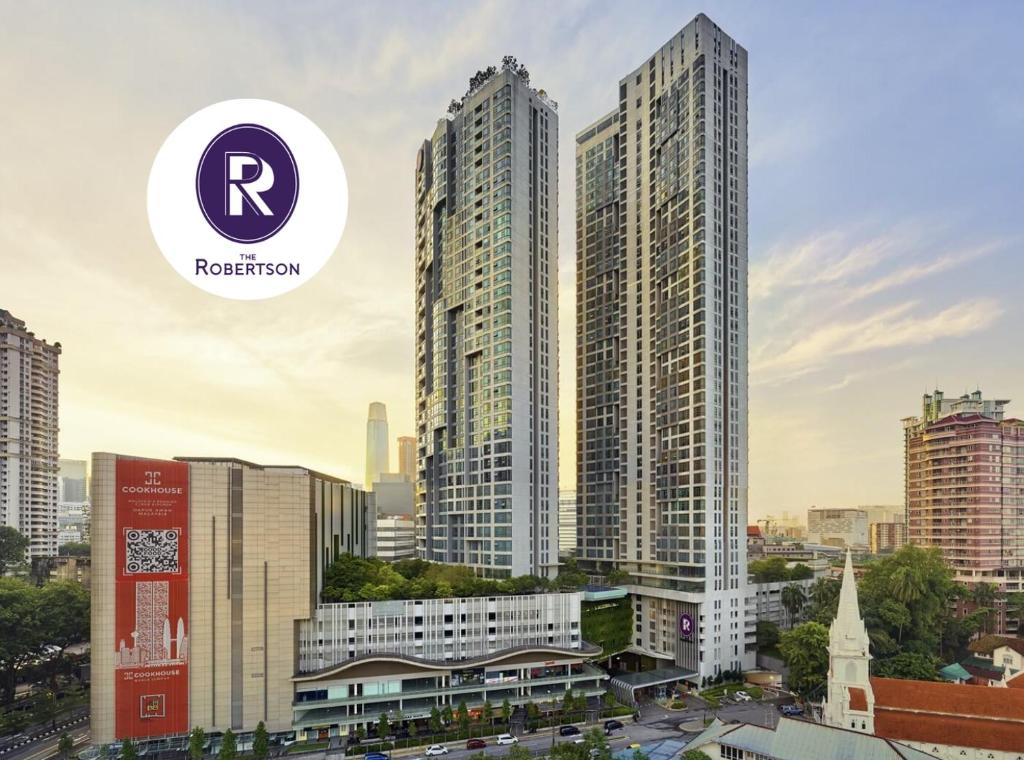 uma vista para uma cidade com edifícios altos em Cozy Home The Robertson Gateway to Kuala Lumpur's Golden Triangle Bukit Bintang em Kuala Lumpur