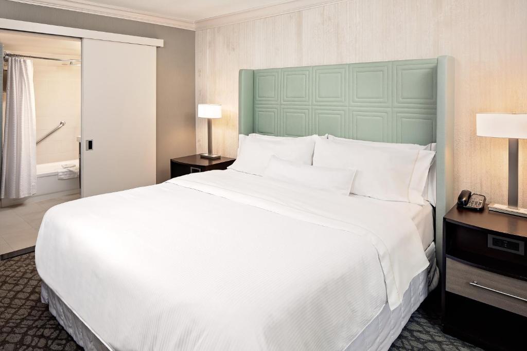 Postel nebo postele na pokoji v ubytování The Westin Governor Morris, Morristown