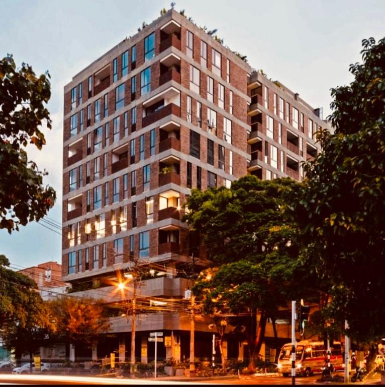 a tall building on a city street at dusk at Apartamento Lauret en Laureles in Medellín