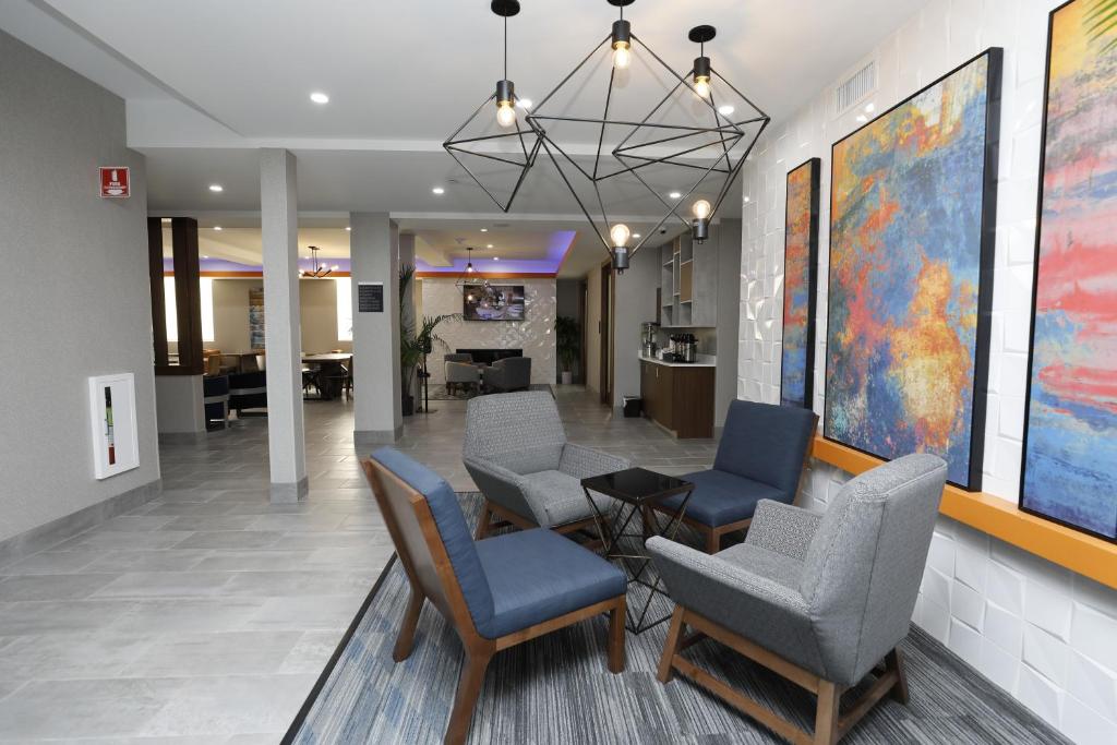 La Quinta Inn & Suites by Wyndham Williston Burlington photo