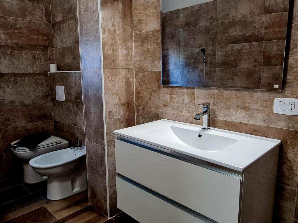 een badkamer met een wastafel en een toilet bij Casa vacanza da Anna 2 in Pratola Peligna