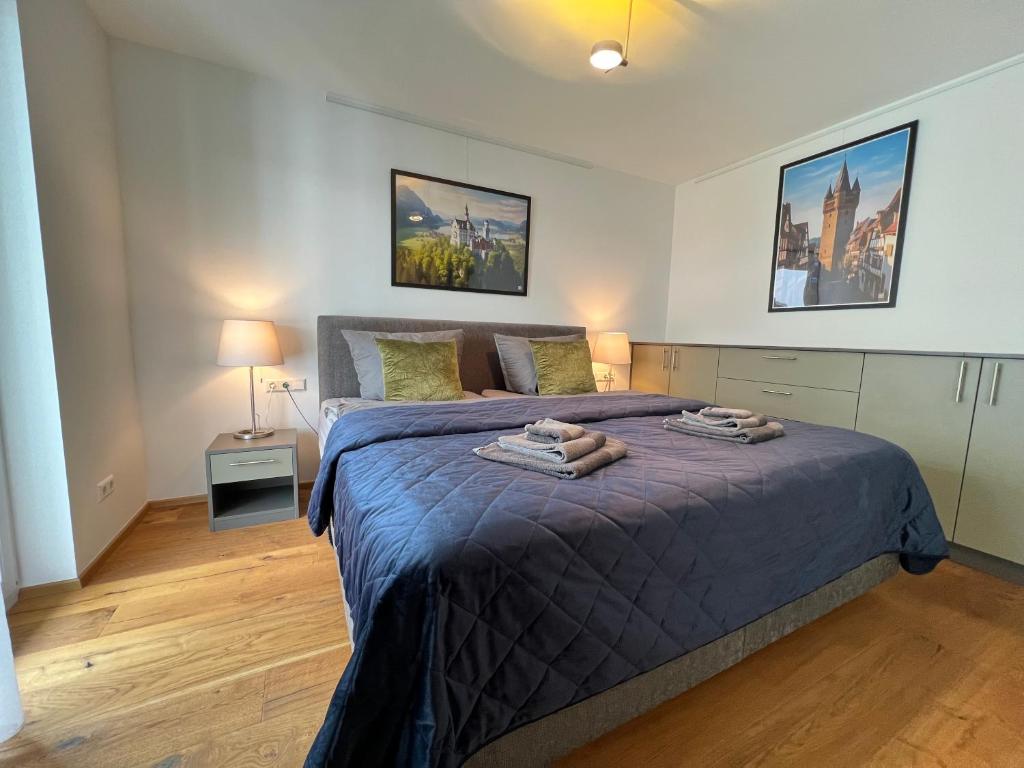 um quarto com uma cama com duas toalhas em Luxuriöses 130qm Apartment mit Balkon im Zentrum,Parkplatz em Heilbronn