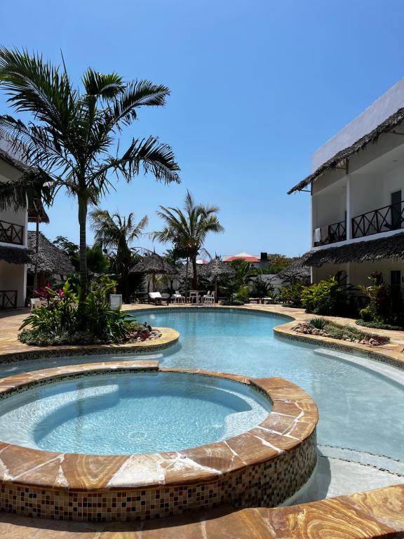 בריכת השחייה שנמצאת ב-Kibanda Lodge and Beach Club או באזור
