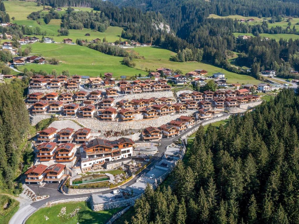 - une vue aérienne sur un complexe dans les montagnes dans l'établissement Very luxurious chalet consisting of two apartments, à Neukirchen am Großvenediger