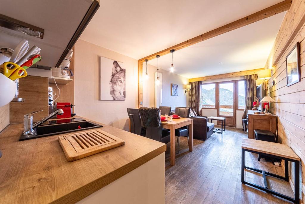 cocina y sala de estar con mesa en Le Croc Blanc en Morzine