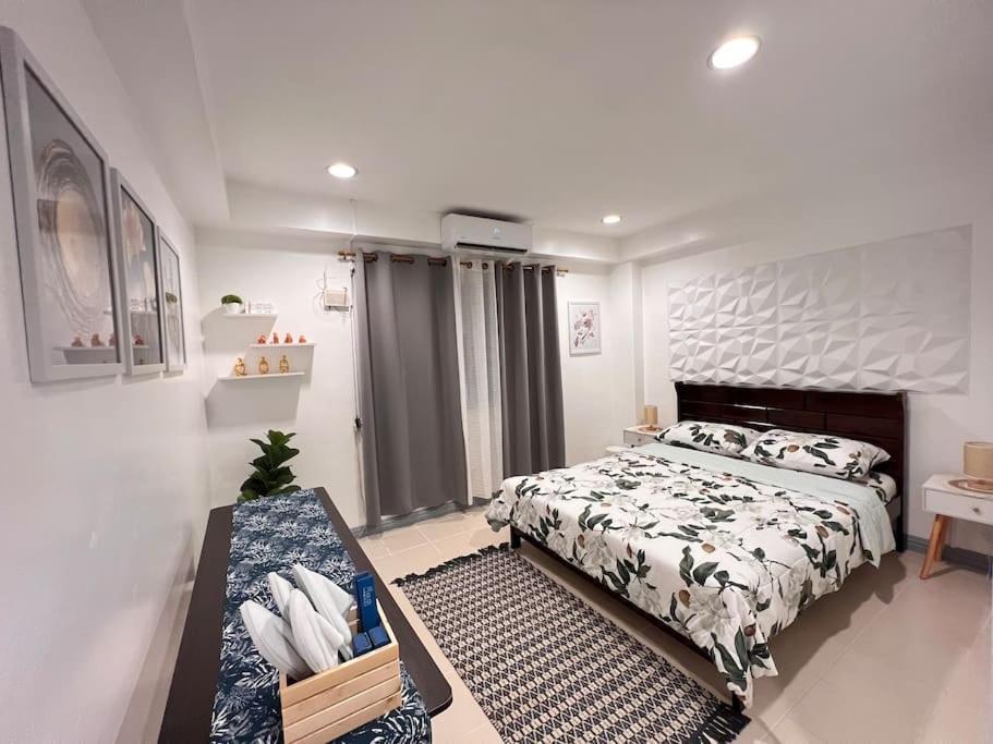 Charm’s Place في اولونجابو: غرفة نوم فيها سرير وطاولة فيها