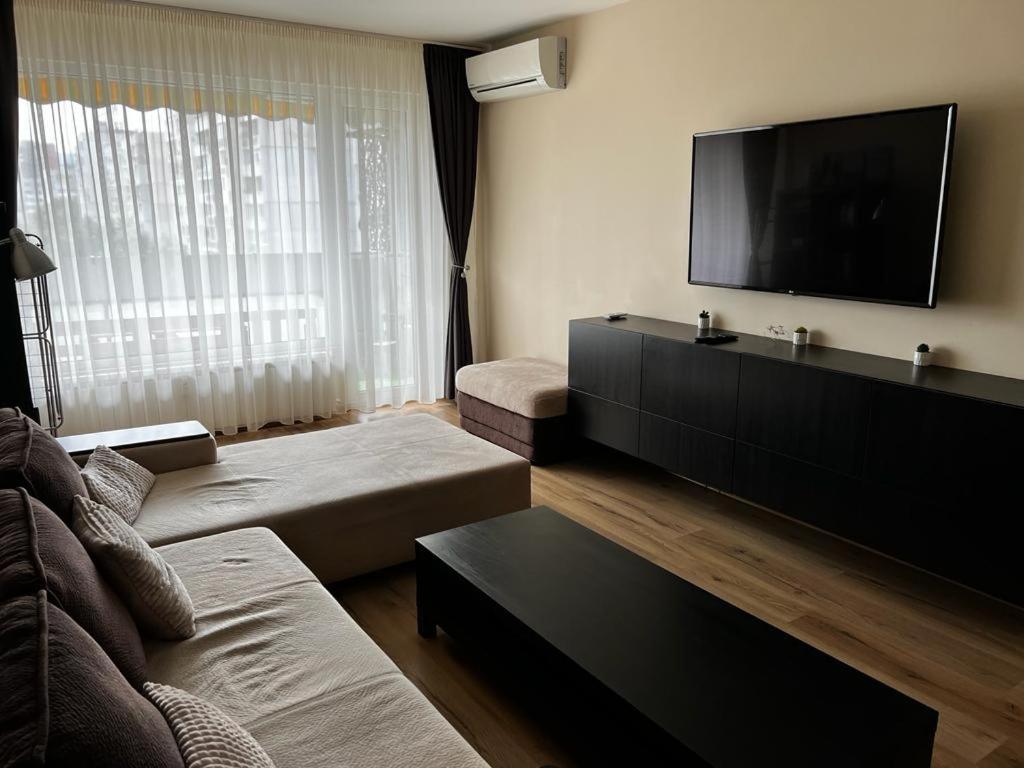 Business Park Sofia Apartment tesisinde bir televizyon ve/veya eğlence merkezi