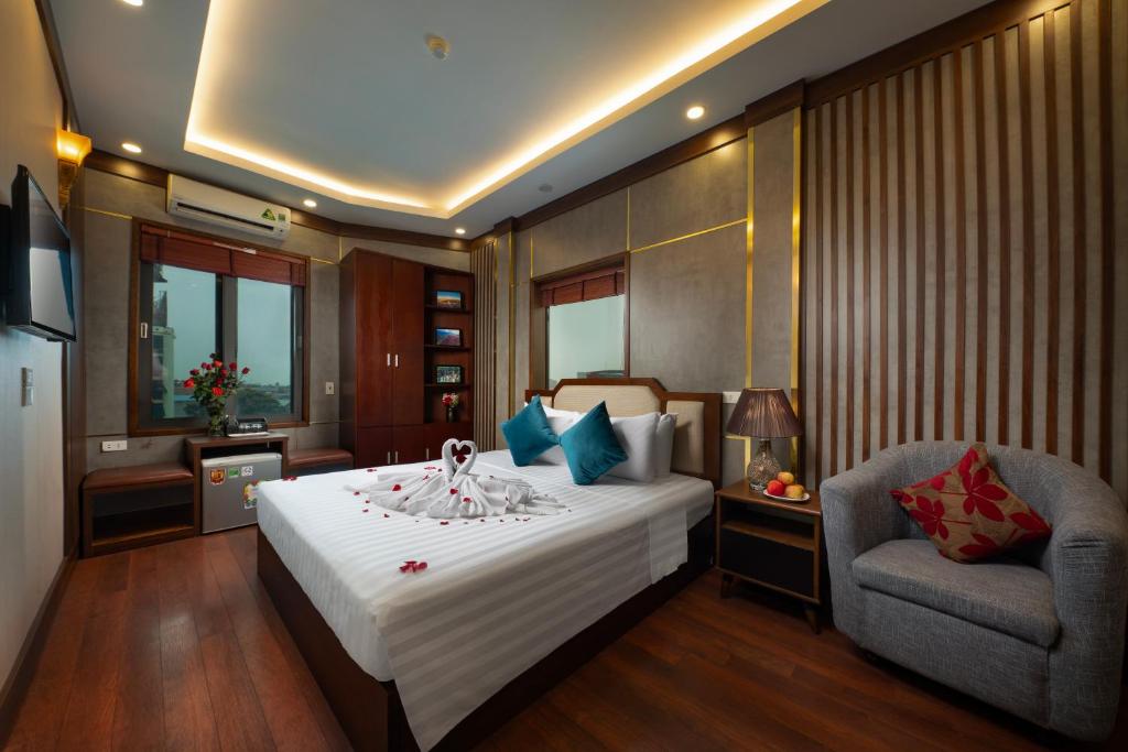 sypialnia z dużym łóżkiem i krzesłem w obiekcie Hanoi Airport Hotel - Convenient & Friendly w mieście Noi Bai
