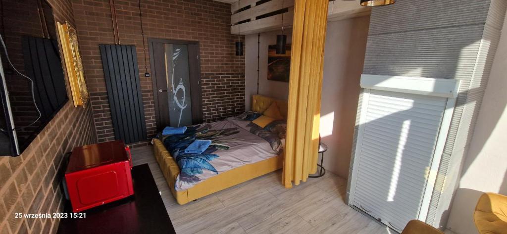 een klein bed in een kleine kamer met een raam bij WILLA VASCO BOSMAN in Rewa