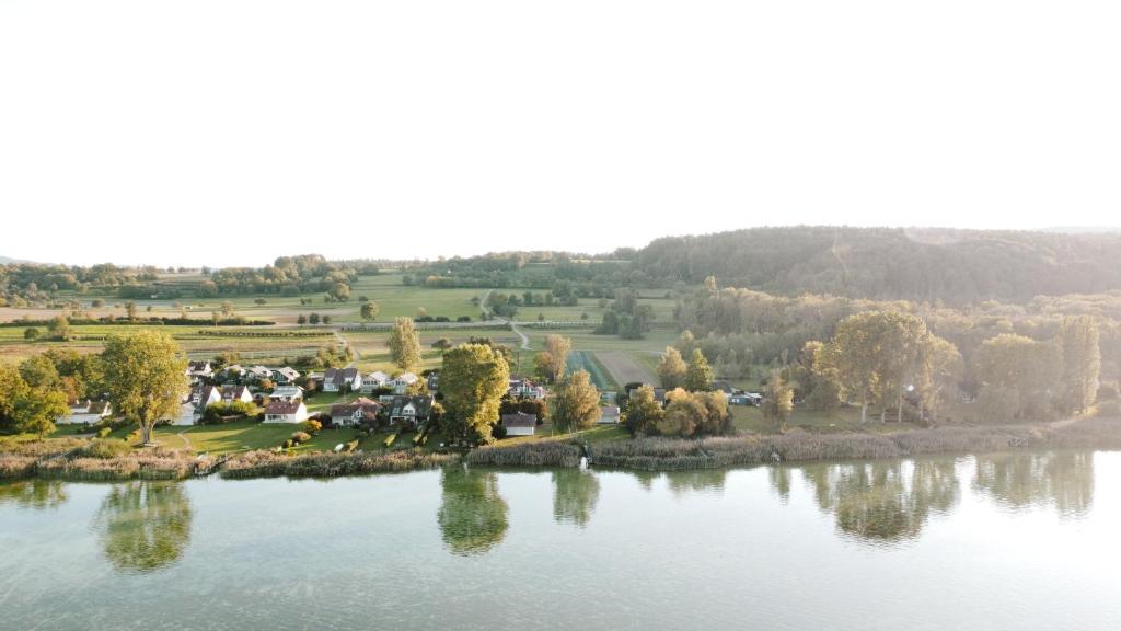 eine Insel inmitten eines Wasserkörpers in der Unterkunft Wunderschönes Haus direkt am See - Seeblick, großer Garten, Südbalkon, Carport & Smart-TV in Gaienhofen