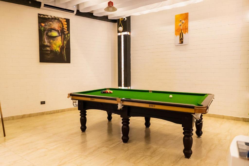 Biliár nebo kulečník v ubytování Baranda Restro and Events