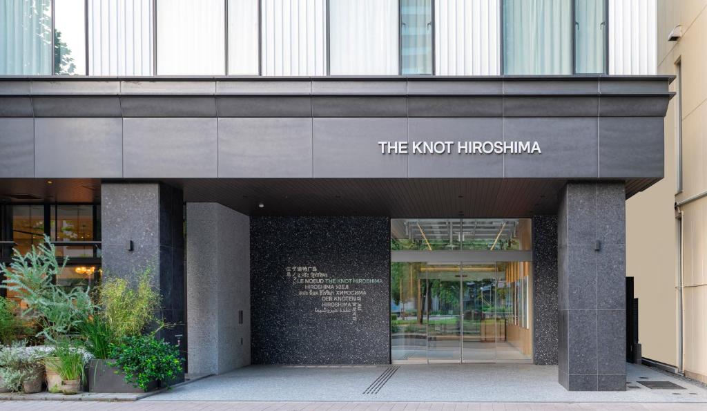 een gebouw met een bord dat de nothikingma leest bij THE KNOT HIROSHIMA in Hiroshima