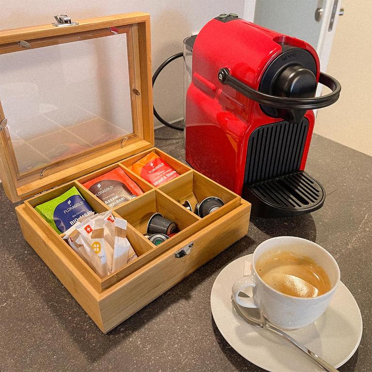 Příslušenství pro přípravu čaje a kávy v ubytování SCHNYDER'S HOME Studio_2