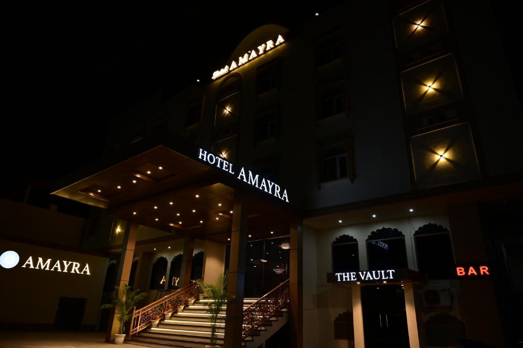 a hotel amanda at night with the lights on at Hotel Amayra in Jaipur