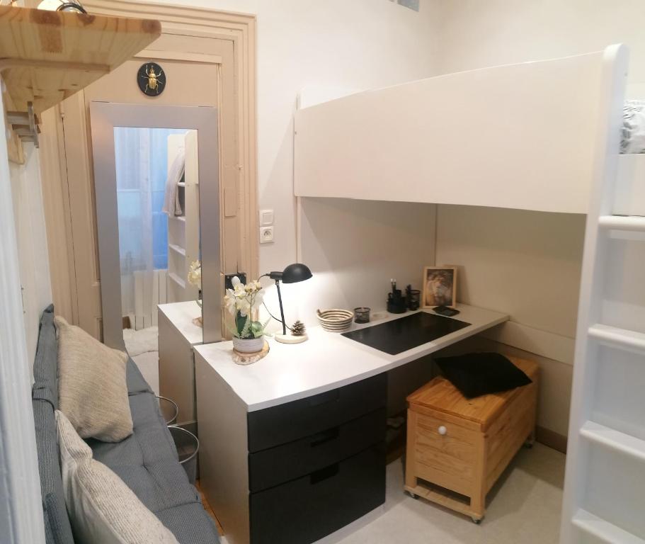 eine Küche mit einer Theke und einem Waschbecken in einem Zimmer in der Unterkunft APPART Standing BRANLY in Boulogne-sur-Mer