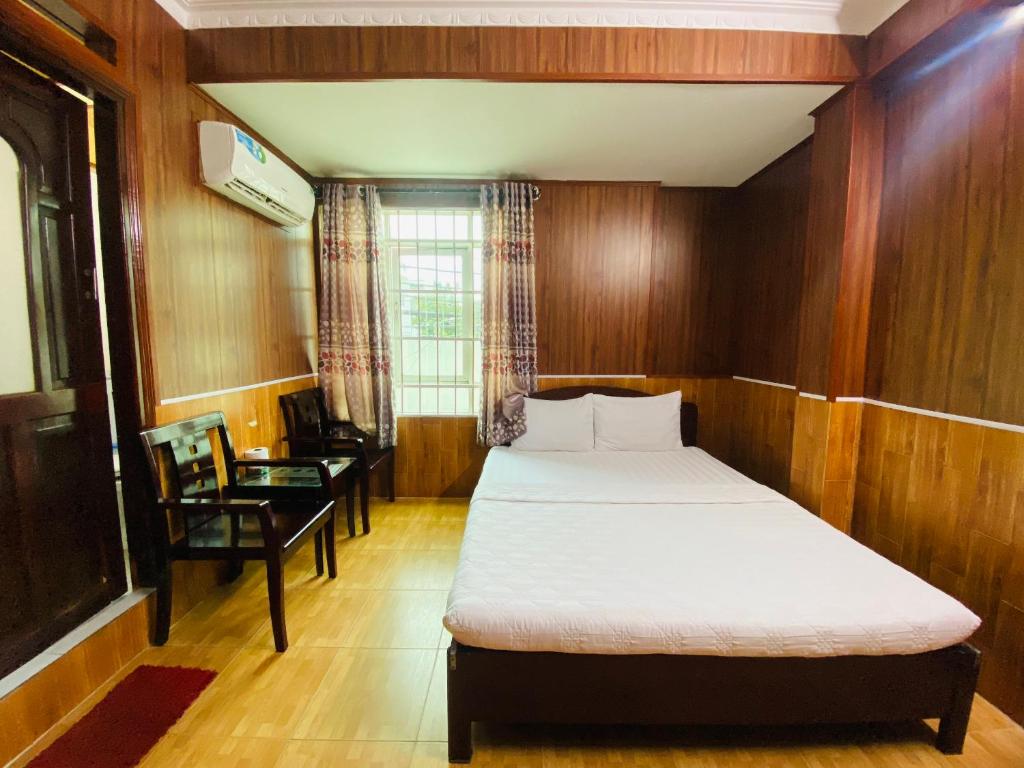 Giường trong phòng chung tại Hotel Thành Nam 3