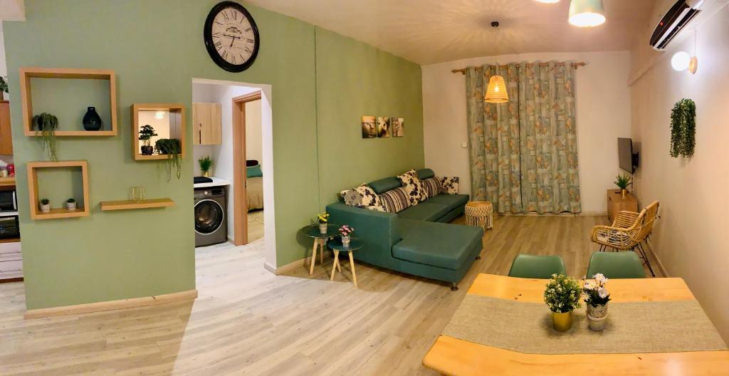 een woonkamer met een bank en een tafel bij Ibiza Apartment - 150m from the beach in Flic-en-Flac