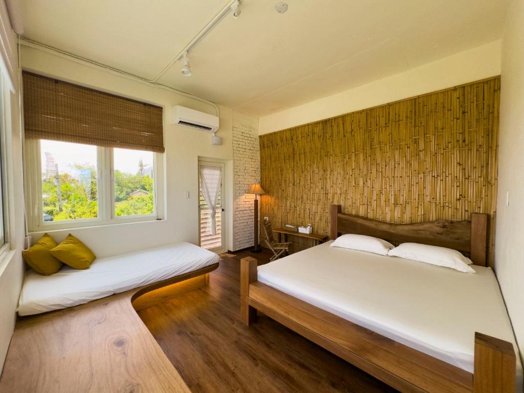 東河鄉的住宿－東河老宿舍，一间卧室设有两张床和窗户。