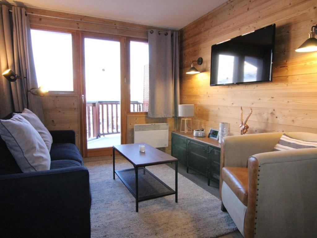 a living room with a couch and a tv at Appartement 3 pièces, 6 pers, 45m² - Couv.piscines, prox.pistes et écoles ski, parking, balcon, WiFi - FR-1-405-161 in LʼHuez