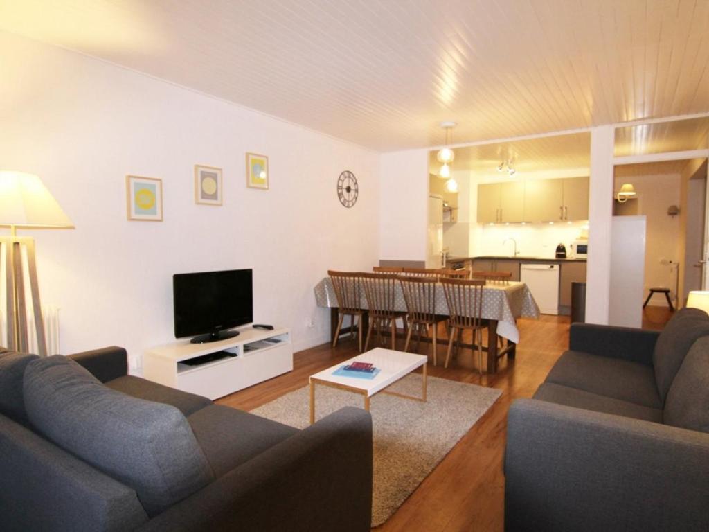 un salon avec deux canapés et une télévision dans l'établissement Appartement confortable 8 pers avec balcon, garage fermé et retour ski - L'Alpe d'Huez - FR-1-405-131, à L'Alpe-d'Huez