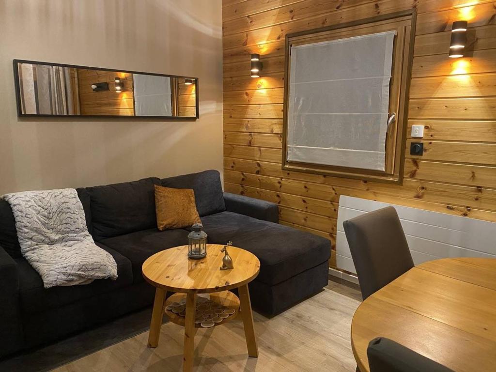 un salon avec un canapé et une table dans l'établissement Duplex 3 pièces pour 6 personnes avec balcon, WIFI à L'Alpe d'Huez - FR-1-405-229, à Huez