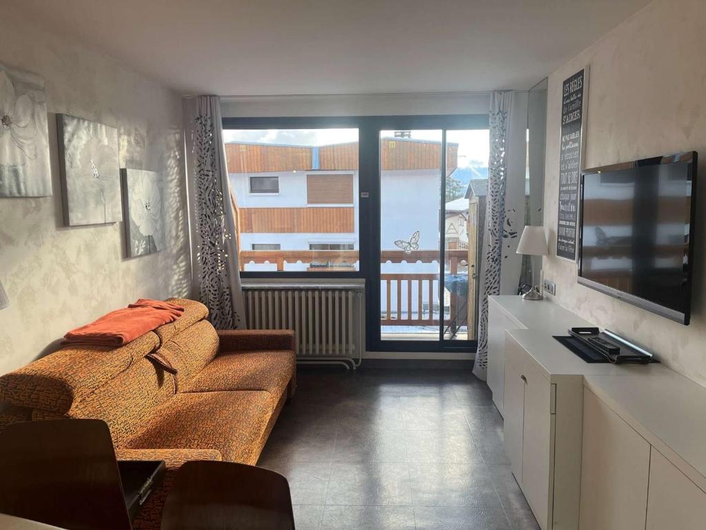 TV a/nebo společenská místnost v ubytování Studio cosy pour 4 à l'Alpe d'Huez, proche télécentre, commerces, terrasse sud, animaux bienvenus - FR-1-405-228