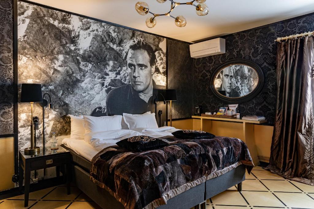 Postel nebo postele na pokoji v ubytování Bomans Hotell i Trosa