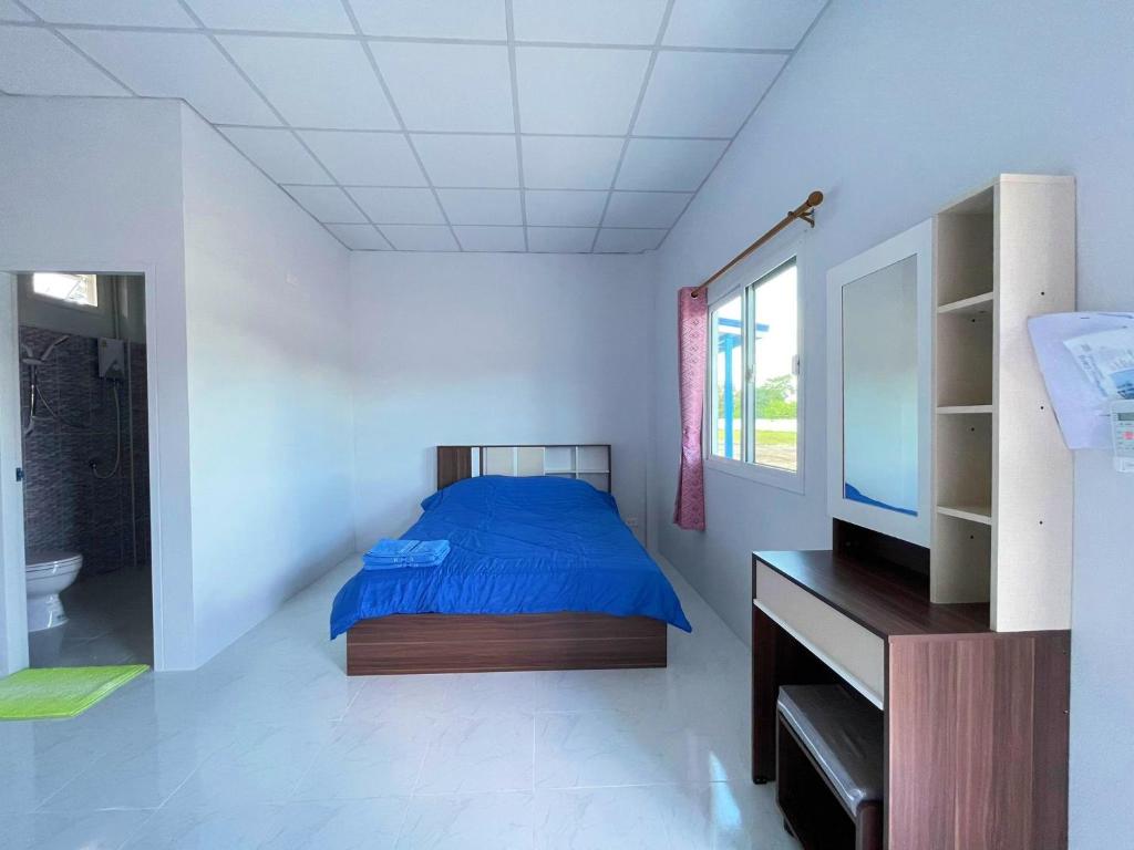 1 dormitorio con 1 cama y TV en Aviator Club Restaurant & Resort, en Ban Khong Krathin