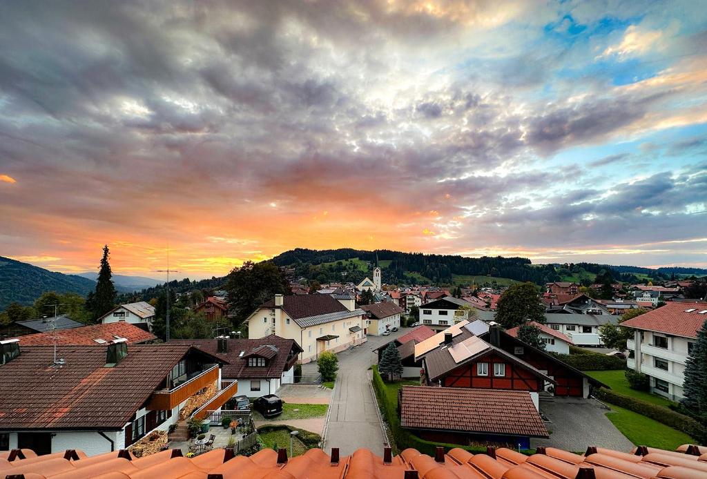 Blick auf eine Stadt mit Häusern und Sonnenuntergang in der Unterkunft Giebelblick-D in Oberstaufen