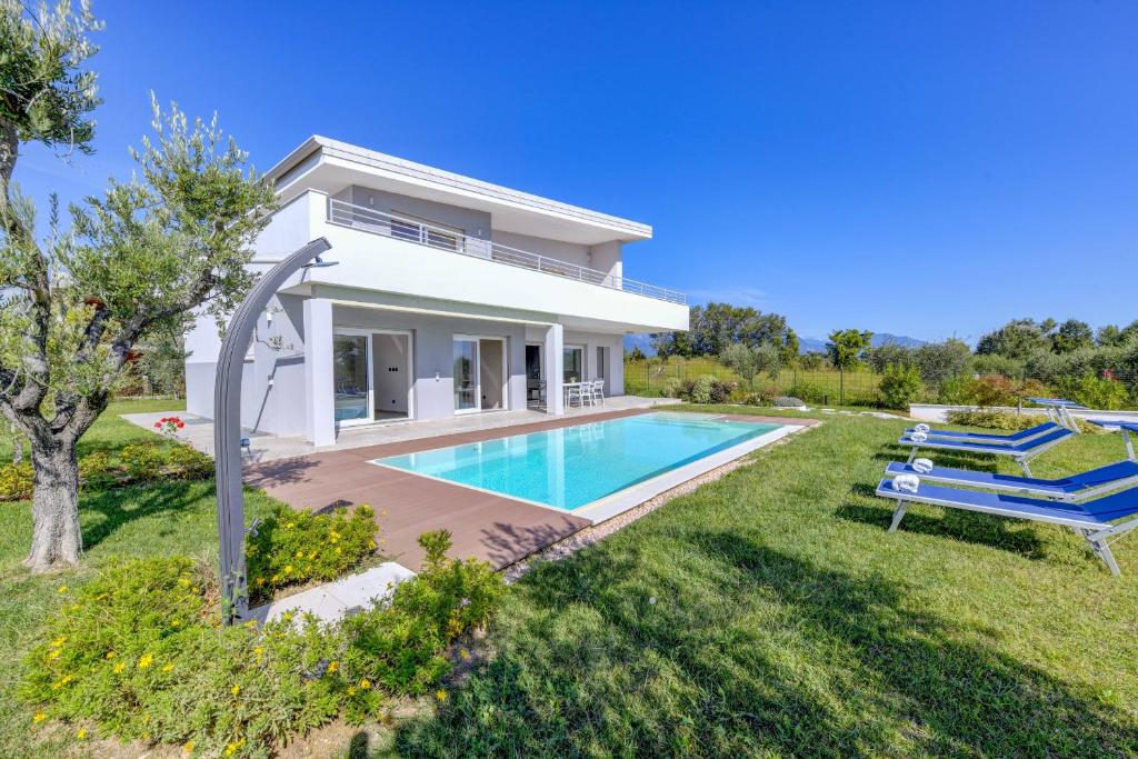 a villa with a swimming pool in a yard at Villa Easy Life by Garda FeWo in Moniga