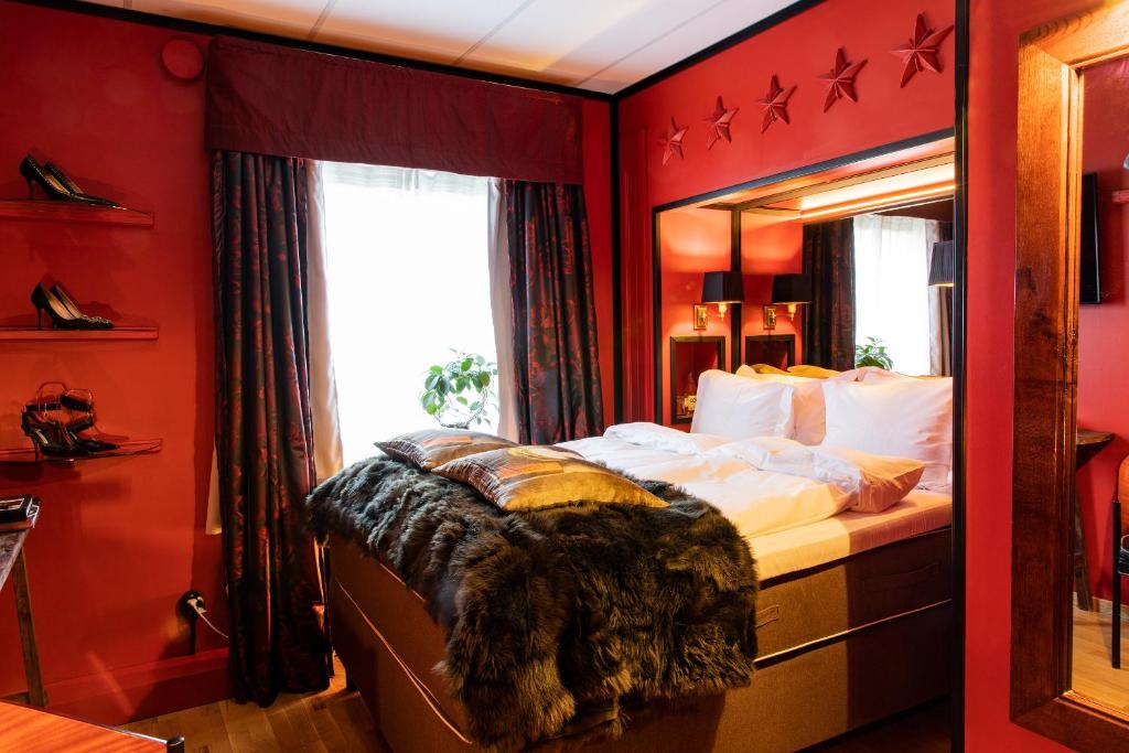 Postel nebo postele na pokoji v ubytování Bomans Hotell i Trosa