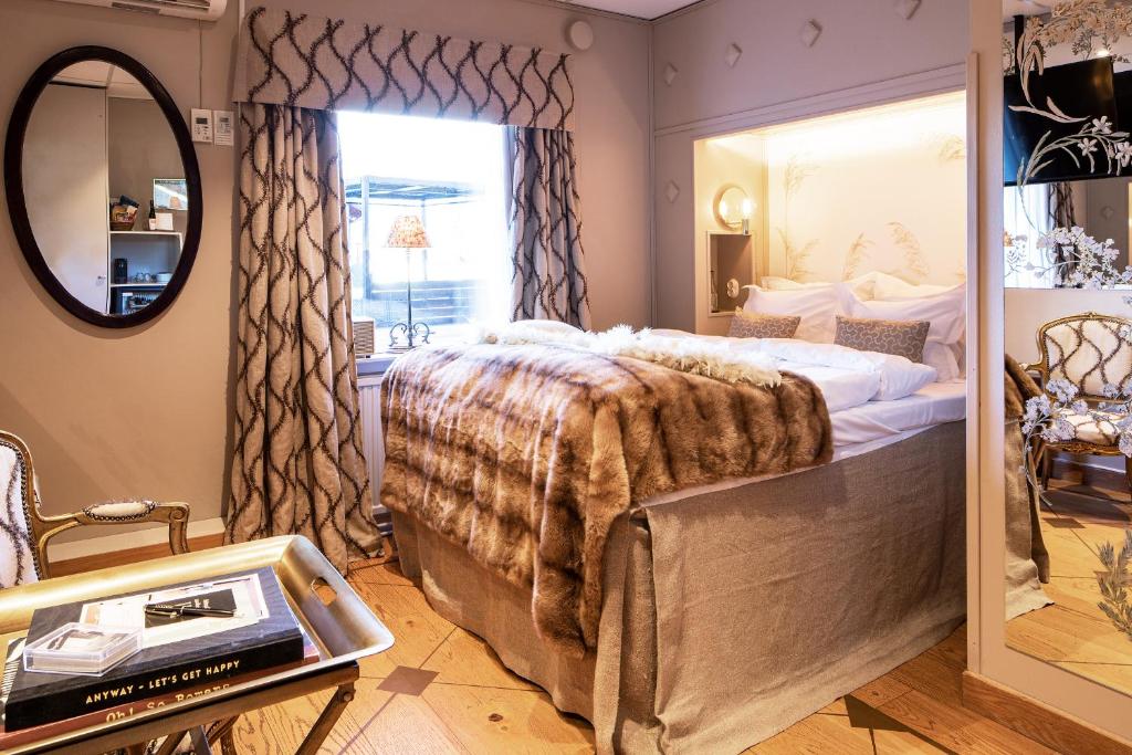 Postel nebo postele na pokoji v ubytování Bomans Hotell i Trosa