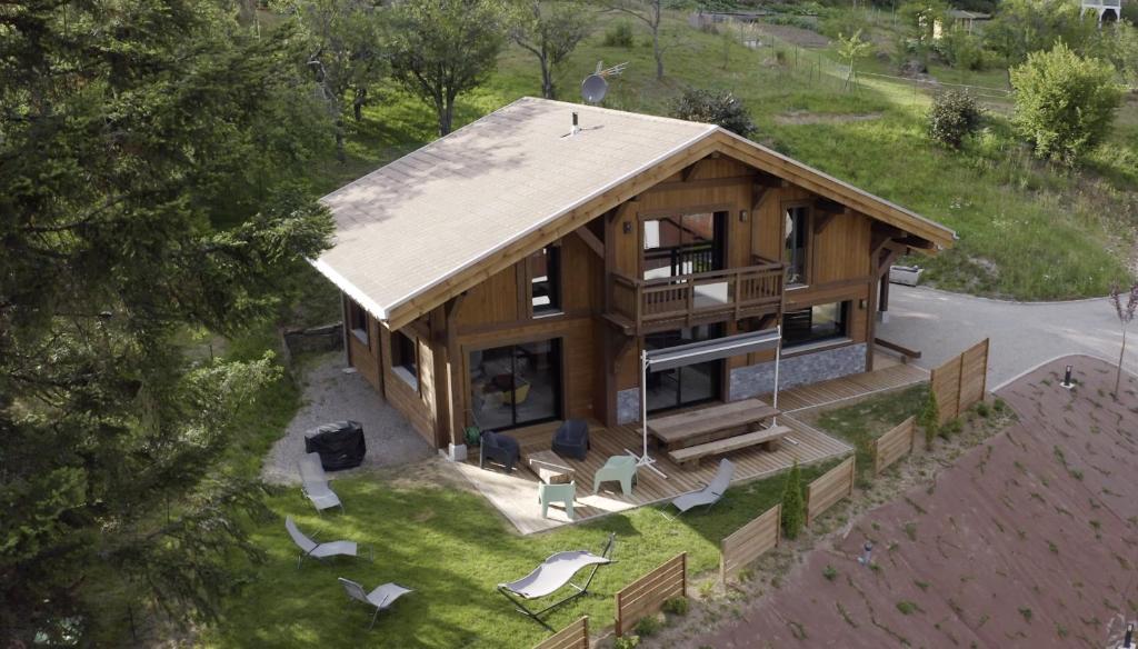 an overhead view of a log home with a porch at Le Chalet Margaux La Bresse in La Bresse